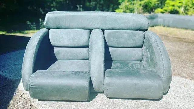 To lenestoler i grått stoff stående ute, med myke rygg- og armlener